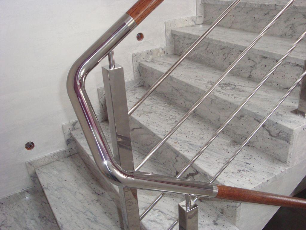 Poręcz metalowa przy schodach